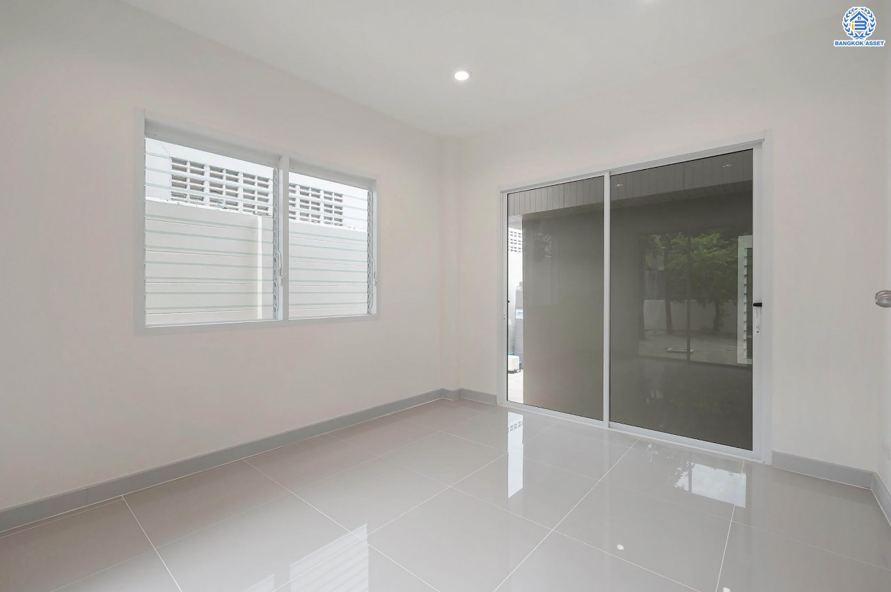 บ้านมือสองตกแต่งใหม่ โครงการ บ้านพิมาน ปิ่นเกล้า-กาญจนาภิเษก เนื้อที่ 103 ตร.ว. ฟังก์ชัน 4 ห้องนอน 3 ห้องน้ำ 1 ห้องอเนกประสงค์ จอดรถได้ 2 คัน บนทำเลเดินทางสะดวก ติดถนนกาญจนาภิเษก เชื่อมต่อหลายเส้นทาง ใกล้ทางด่วน "กาญจนาภิเษก" รถไฟฟ้า "สถานีหลักสอง" และเดอะมอลล์บางแค